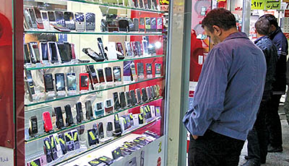 تفاوت قیمت یک میلیون تومانی در بازار موبایل /عدم نظارت بر فروش تلفن همراه
